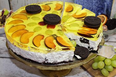 Sernik Oreo z owocami. Król imprez bez pieczenia