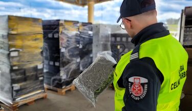 Blisko 40 kg marihuany w ciężarówce z winem. KAS przejęła narkotyki warte 2 mln 