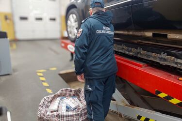 Kontrabanda w progach, podłodze i silniku. Wpadli na granicy w Bobrownikach