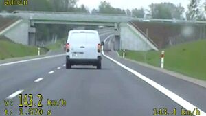 Pędził 143 km/h na krajowej "ósemce". Stracił prawo jazdy