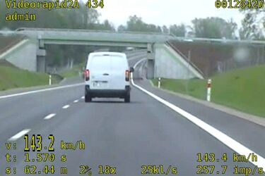 Pędził 143 km/h na krajowej "ósemce". Stracił prawo jazdy