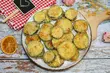 Cukinia w panierce serowo-sezamowej. Prosty pomysł na szybką przekąskę