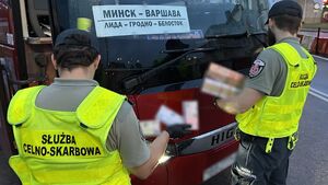 Hormony wzrostu i leki na otyłość w skrytkach autokaru. Akcja KAS na granicy