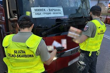 Hormony wzrostu i leki na otyłość w skrytkach autokaru. Akcja KAS na granicy