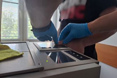 Pobili, okradli i zniszczyli telefon. Zatrzymania w sprawie napaści na 22-latka