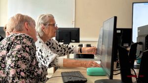 Seniorzy nauczą się, jak nie dać się oszukać w sieci