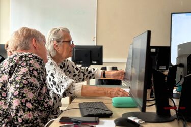 Seniorzy nauczą się, jak nie dać się oszukać w sieci