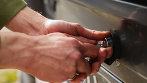 Fala kradzieży części samochodowych luksusowych aut. Oskarżono dwóch Litwinów