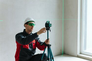 Niwelator optyczny czy laserowy? Jaki sprzęt wybrać na profesjonalną budowę?