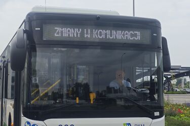 „Ciepły guzik” i przystanki na żądanie. Zmiany w autobusach od 1 lipca