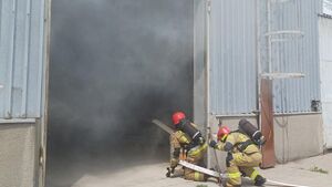 Pożar i uwięzieni pracownicy? Alarm w wytwórni pasz w Białymstoku 