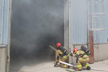 Pożar i uwięzieni pracownicy? Alarm w wytwórni pasz w Białymstoku 