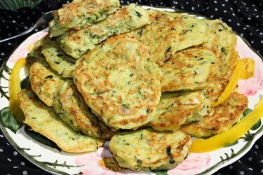 Placki z cukinii. Aromatyczne, puszyste i szybkie w przygotowaniu