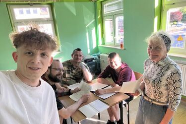 Z noclegowni na scenę. „Obsada Zmywaka” pokaże swój pierwszy spektakl