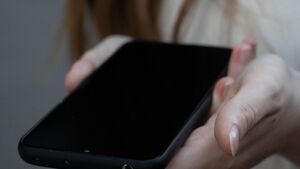 Życie online przejmuje kontrolę? Coraz więcej osób szuka pomocy