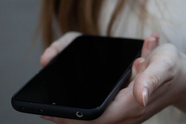 Życie online przejmuje kontrolę? Coraz więcej osób szuka pomocy