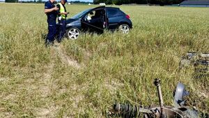 Pijany kierowca uderzył w słup. Miał sądowy zakaz prowadzenia pojazdów