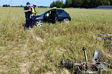 Pijany kierowca uderzył w słup. Miał sądowy zakaz prowadzenia pojazdów