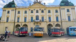 Białystok z okien zabytkowego autobusu. Start wakacyjnych przejazdów