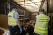 Ukryli 54 migrantów w ciężarówce. Trzech mężczyzn trafiło do aresztu