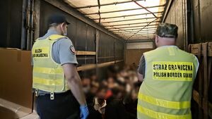 Ukryli 54 migrantów w ciężarówce. Trzech mężczyzn trafiło do aresztu