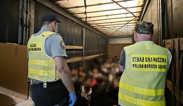 Ukryli 54 migrantów w ciężarówce. Trzech mężczyzn trafiło do aresztu