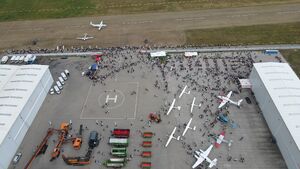 Pokazy lotnicze, maszyny i zwiedzanie zakładów. Tysiące osób na imprezie w Narwi