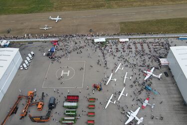 Pokazy lotnicze, maszyny i zwiedzanie zakładów. Tysiące osób na imprezie w Narwi