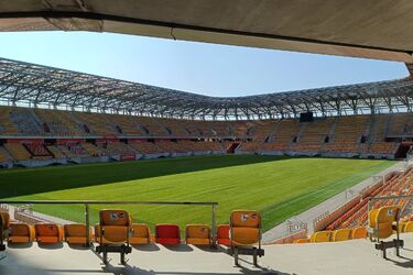 Murawa na Chorten Arenie już wymieniona. Teraz metamorfozę przechodzą trybuny