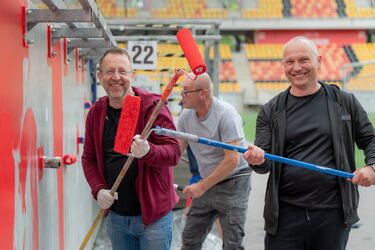 Wielkie malowanie. Za wałki wzięło się m.in. szefostwo Jagi i stadionu