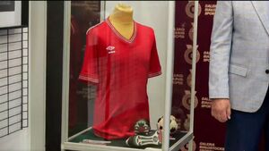 Historyczna koszulka Jagiellonii trafi do Galerii Białostockiego Sportu