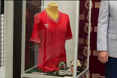 Historyczna koszulka Jagiellonii trafi do Galerii Białostockiego Sportu