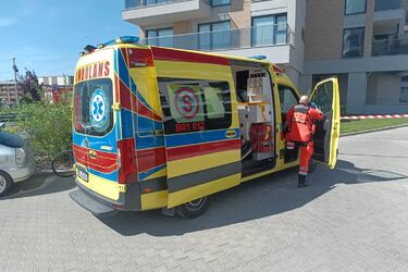 Dziecko wypadło z balkonu w Łomży. Sąsiedzi złapali je przy pomocy koca
