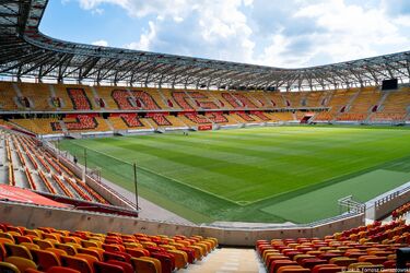 Napis "JAGA" w pełnej okazałości. Teraz czas na wymianę stadionowego oświetlenia