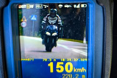 Jechał motocyklem 150 km/h w Dąbrowie Białostockiej. Stracił prawo jazdy