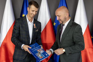 Karol Jakubowski z Odznaką Honorową Województwa Podlaskiego