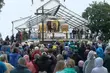 Całe rodziny mimo deszczu ruszyły do Krypna. Blisko 6 tysięcy pielgrzymów