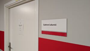 Powiat inwestuje w fotowoltaikę dla szpitala w Łapach. Będą też magazyny energii
