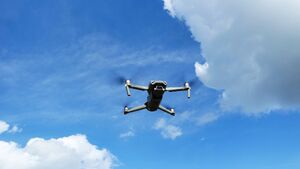 Poleciał dronem nad strefami zamkniętymi. 35-latek stanie przed sądem
