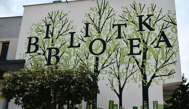 „Literacki Las” już jest. Mural zdobi bibliotekę przy Gajowej
