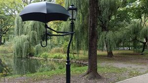 Taka niespodzianka w Parku Planty. Latarnia dostała parasol