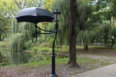 Taka niespodzianka w Parku Planty. Latarnia dostała parasol