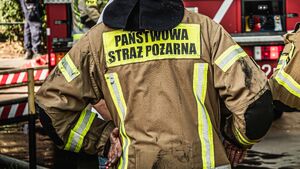 Oskarżony o próbę zabójstwa żony. Miał podpalić samochód i dom