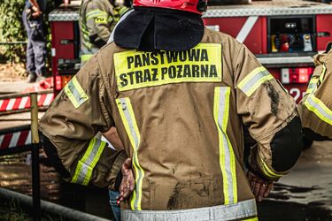 Oskarżony o próbę zabójstwa żony. Miał podpalić samochód i dom