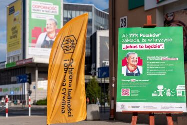 Ma radio, latarki i zapasy jedzenia. Babcia Kryzysia bohaterką nowej kampanii
