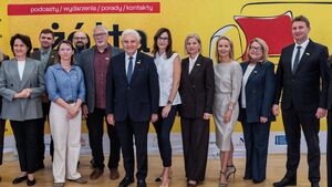 Hejt pod lupą. Zbliża się Dzień Żółtej Kanapy