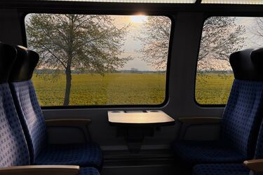 Podróż pociągiem na weekend - jak zaplanować trasę i kupić bilet bez stresu?
