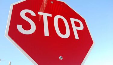 Zignorował STOP na przejeździe kolejowym. Dostał prawie 6 tys. zł mandatów