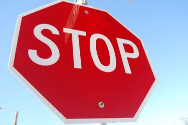 Zignorował STOP na przejeździe kolejowym. Dostał prawie 6 tys. zł mandatów