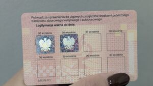 Uczniowie mieli jeździć za darmo. Jest problem z legitymacjami